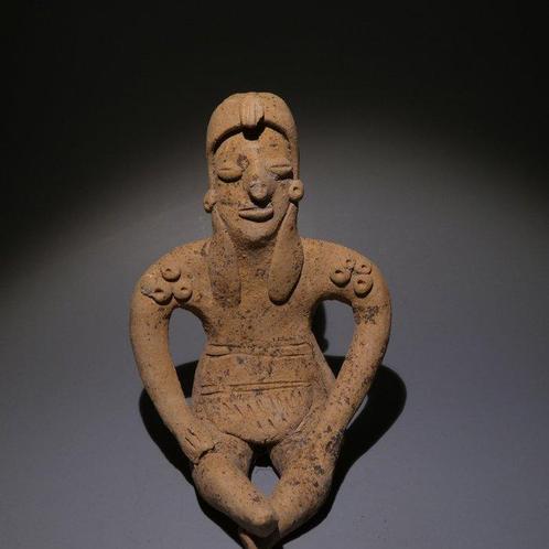 Colima, Westkust Mexico Terracotta Zittend figuur. 10 cm H., Verzamelen, Mineralen en Fossielen