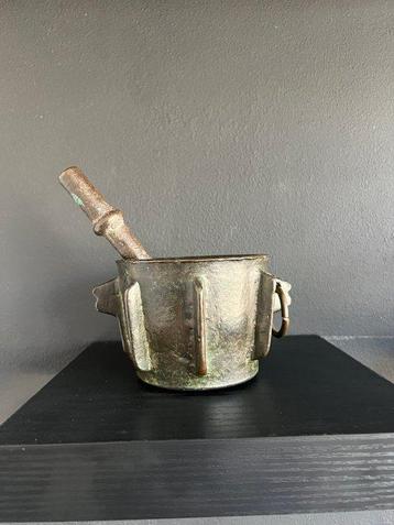 Vijzel en stamper (2) - Brons - Bronze mortar