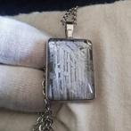 Stalen hanger en meteoriet met stalen ketting IJzer