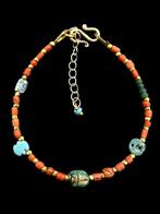 Armband met oud-Egyptisch koraal en een scarabee uit het