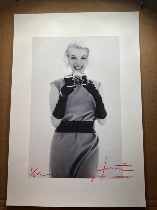 Bert Stern (1929–2013) - Famous Marilyn Monroe modeling with, Antiek en Kunst, Kunst | Designobjecten