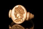 Oud-Romeins Gouden ring met een buste van een jonge man, Antiek en Kunst