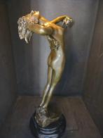 H.Frismuth - sculptuur, Nude female statue with vine cane -