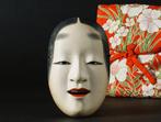 Noh masker - Magojiro  met rode bloemrijke zijden buidel