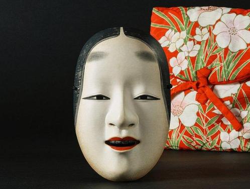Noh masker - Magojiro  met rode bloemrijke zijden buidel, Antiek en Kunst, Antiek | Overige Antiek