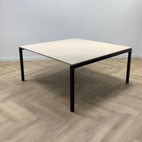 Tweedehands vierkante vergadertafel / kantinetafel 160x160, Zakelijke goederen, Kantoor en Winkelinrichting | Kantoormeubilair en Inrichting
