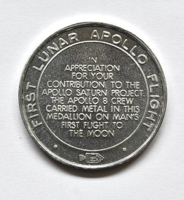 Vliegende medaille bevat metaal van Apollo 8 die naar de, Antiek en Kunst, Antiek | Wandborden en Tegels