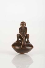 Een zeldzame shunga-medebrogknoop van boxhout die een figuur, Antiek en Kunst