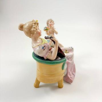 Sitzendorf - Figurine - Porcelain group figurine of a lady