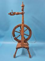Antikes Spinnrad – Handgefertigtes Holzobjekt – mit Zubehör