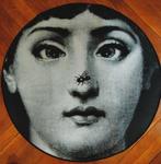 Daprès Piero Fornasetti - Tapijt - 80 cm - 80 cm - Gezicht, Antiek en Kunst