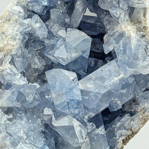 Géode énorme avec célestine, couleur intensive – 2,4kg, Verzamelen, Mineralen en Fossielen