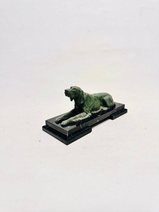 Statue, Hunting dog on black marble base - 12.5 cm - Marbre,, Antiek en Kunst, Antiek | Keramiek en Aardewerk