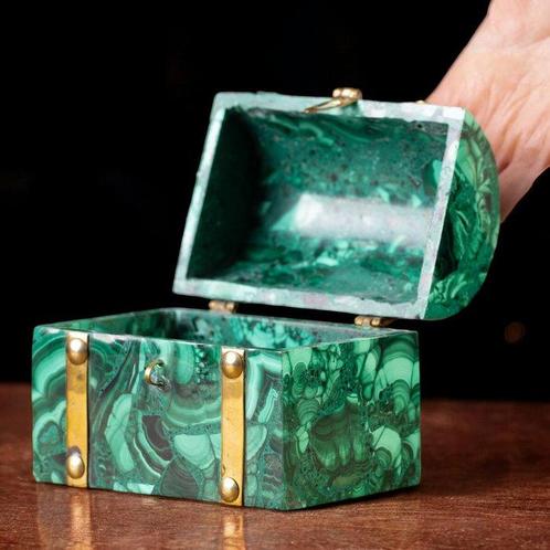Een fascinerende natuurlijke malachietmozaïek sieradendoos, Verzamelen, Mineralen en Fossielen