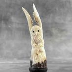 Snijwerk, NO RESERVE PRICE - An Owl Carving from a deer
