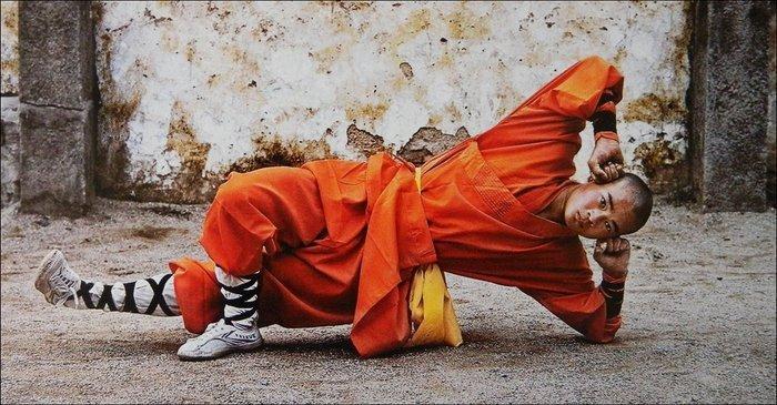 Steve McCurry (1950–) - Young monk practicing Shaolin,, Antiek en Kunst, Kunst | Schilderijen | Modern
