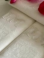 Oud linnen tafellaken, bijpassende servetten, met de hand