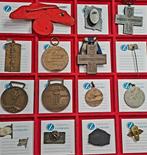 Italie. Interessante lotto di 16 tra distintivi e medaglie, Postzegels en Munten, Munten en Bankbiljetten | Toebehoren