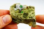 Grote schitterende groene Demantoid-granaten met calciet, Verzamelen