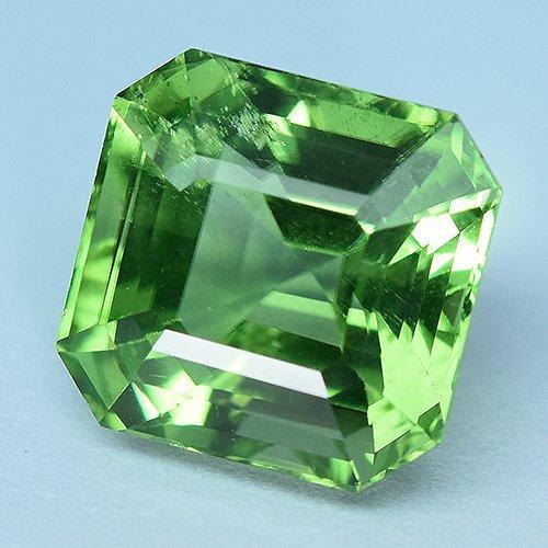 1 pcs Groen, Geel Olivijn - 7.52 ct - Asian Institute of, Handtassen en Accessoires, Edelstenen