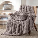 Pom Pom Fur plaid met kussens - taupe - 3-delig | 150 x 200, Verzenden