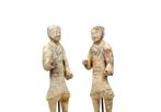 Terracotta Twee beschilderde aardewerken figuren van