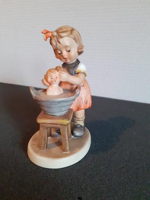 Goebel - Beeldje - Schitterende Hummel Nr 319  Doll Bath, Antiek en Kunst, Curiosa en Brocante