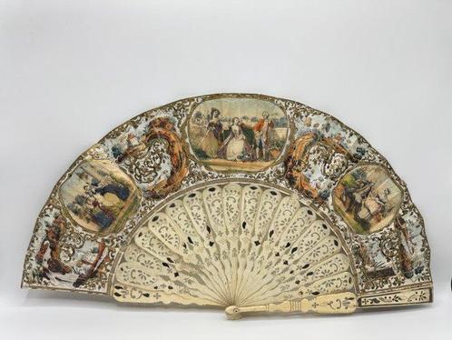 French folding fan with romantic scenes and pierced bone, Antiek en Kunst, Antiek | Overige Antiek