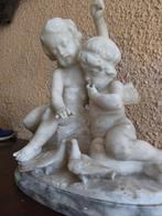 A.Ve.M - Sculpture en forme de personnage, couple dangelots, Antiquités & Art