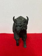 Een levensechte bronzen bizon - Signed Toku Atsuyoshi saku, Antiek en Kunst
