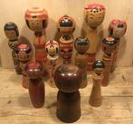 Douze poupées kokeshi vintage décoratives de tailles