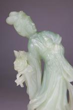Kwanyin beeldje - voet en hout - Serpentine Celadon Sculptee