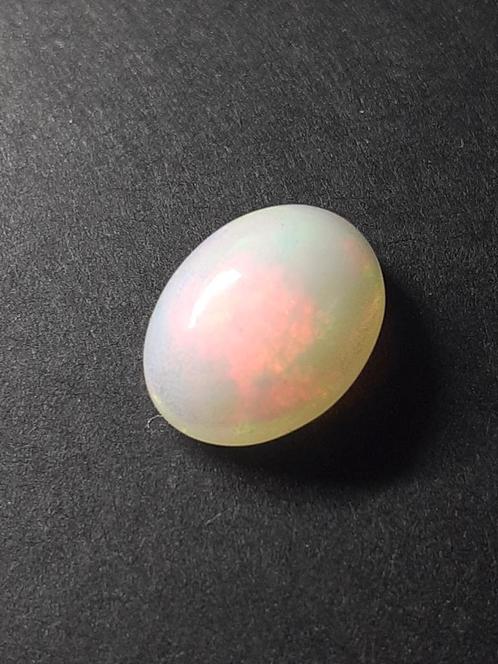 Play-of-Color Crystal Opal - 1.98 ct - Oval Cabochon  Ethiop, Handtassen en Accessoires, Edelstenen, Verzenden