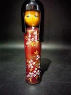 Beeldje, vintage kokeshi van Seifu Gono Getiteld Ringonohana