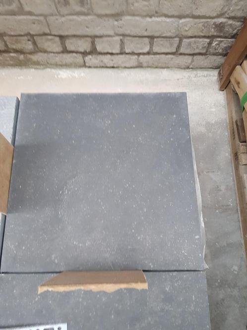 Pierre bleue adoucie foncée 40x40x1,5  liquidation stock, Doe-het-zelf en Bouw, Tegels, Ophalen