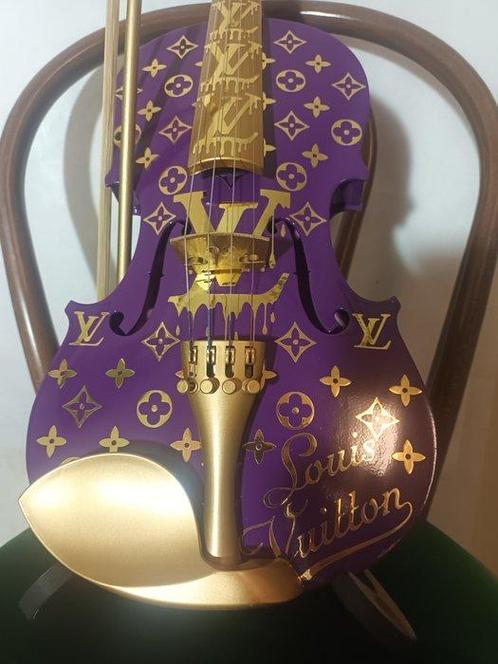 fp pop art - Louis Vuitton Violon 60 cm MAUVE LAKERS EDITION, Antiek en Kunst, Kunst | Designobjecten