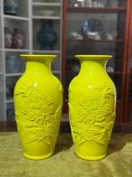 Een paar gele Peking glas vazen -  - Glas - China -