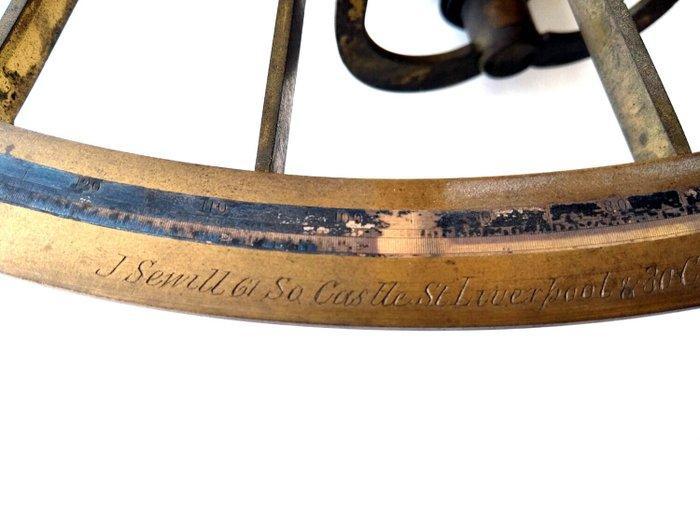 Sextant - Gegoten messing - J Sewill & So Castle St, Verzamelen, Foto-apparatuur en Filmapparatuur