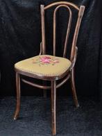 Thonet – Bugholzstuhl mit floraler Polsterung – Holz,