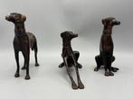 sculptuur, Set van drie verbronste windhonden – sierlijke, Antiek en Kunst