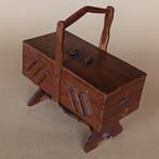 Doos - Doos met deksel in de vorm van een naaidoos - Hout