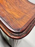 Kabinet - Wandgemonteerde houten vitrinekast met gevormde