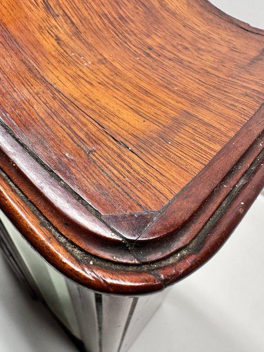 Kabinet - Wandgemonteerde houten vitrinekast met gevormde, Antiek en Kunst, Curiosa en Brocante