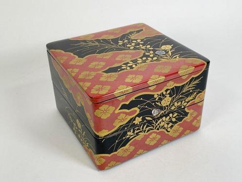 Boîte - Bois, Boîte Jubako en laque japonaise avec Maki-e et, Antiek en Kunst, Antiek | Overige Antiek