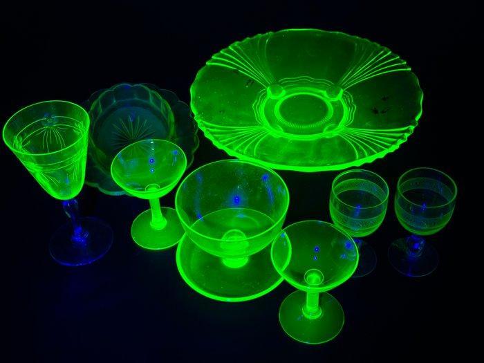 Kom (8) - Uranium - Glas - Diverse collectie, Antiek en Kunst, Antiek | Glaswerk en Kristal