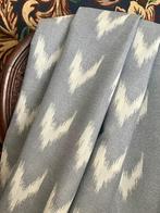 Double largeur. Imprimé ikat ethnique exclusif pour la