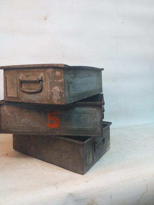 Industrial Récipient - Métal - 1970-1980 - Pile de bacs 1971, Antiquités & Art, Antiquités | Assiettes décoratives & Carrelages