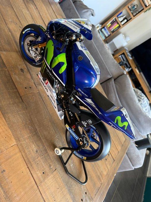 Altaya 1:4 - Model motorfiets - Yamaha YZR-M1 Valentino, Hobby & Loisirs créatifs, Voitures miniatures | 1:5 à 1:12