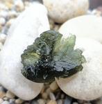 Moldaviet uit Chlum, Zuid-Bohemen - Hoogte: 30 mm - Breedte:, Verzamelen, Mineralen en Fossielen