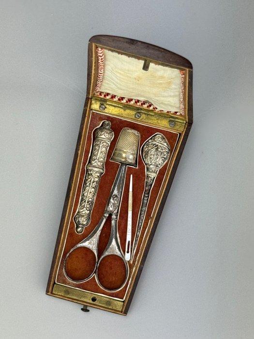 Naaiset Antiek, Antiek en Kunst, Curiosa en Brocante